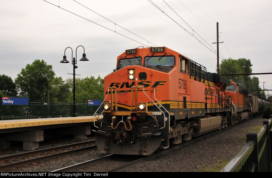 BNSF 5786 leads K144